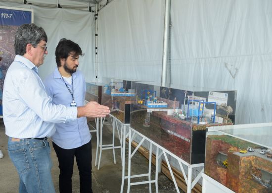 Prefeito Guti visita obra de coletor de esgoto em São Paulo