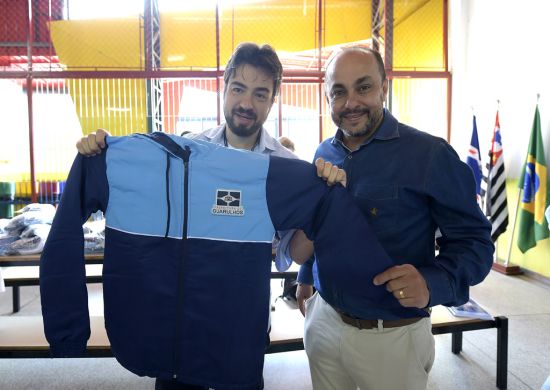 Guti entrega kits de uniforme nas escolas da Rede Municipal