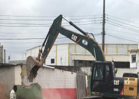 Prefeitura remove muro e edificações de áreas públicas na Vila União