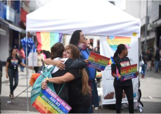 Ação contra a homofobia distribui 1,5 mil abraços na Dom Pedro