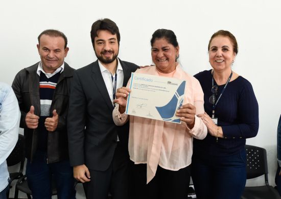 Prefeito Guti prestigia formatura de alunos do Bolsa Trabalho