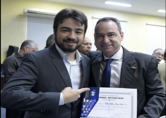 Prefeito Guti prestigia entrega de medalhas e comendas na Base Aérea