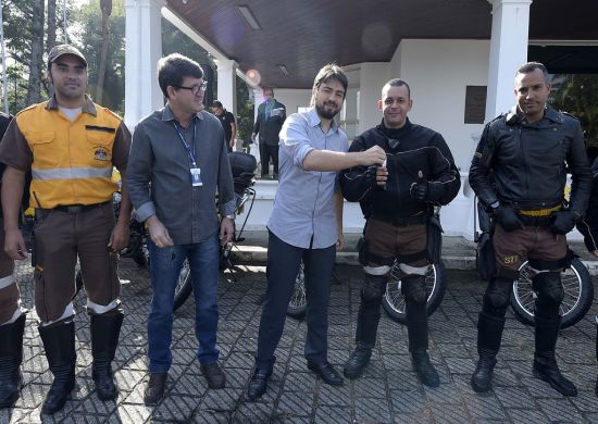 Guti entrega novas motos para fiscalização do transporte público