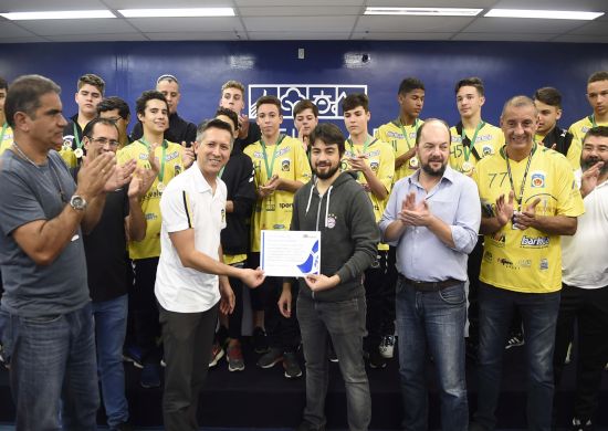 Prefeito Guti homenageia campeões brasileiros de handebol masculino