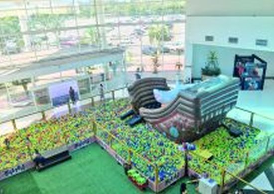 Piscina de bolinhas faz a alegria das crianças no Shopping Bonsucesso