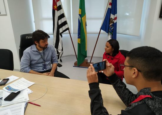 Guti é entrevistado por alunos do ensino médio para Olimpíadas de Língua Portuguesa