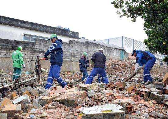 Prefeitura retira 151 caminhões de escombros de área em Cumbica