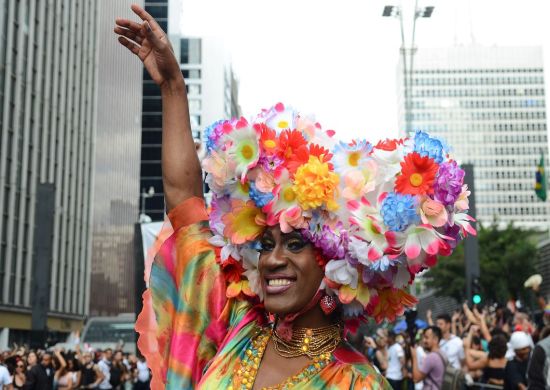 Parada do Orgulho LGBT ocupa Avenida Paulista no domingo