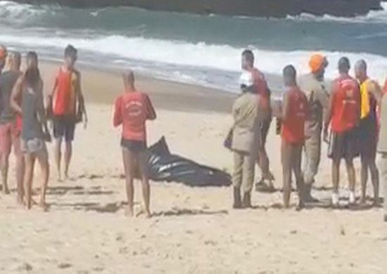 Homem morre ao cair de parapente em praia de Niterói