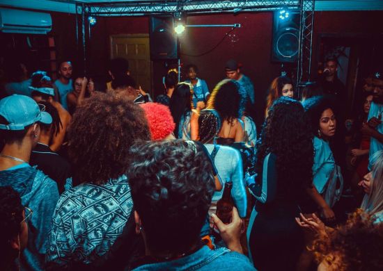 Baile do Blackout traz ritmos dançantes para a Praça das Pedras neste domingo