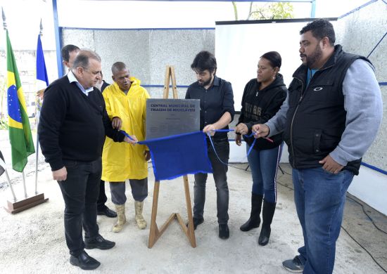 Guti inaugura Central de Triagem de Recicláveis na Vila Galvão