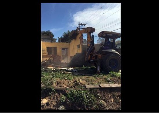 Prefeitura remove construções em área de proteção ambiental no Bonsucesso