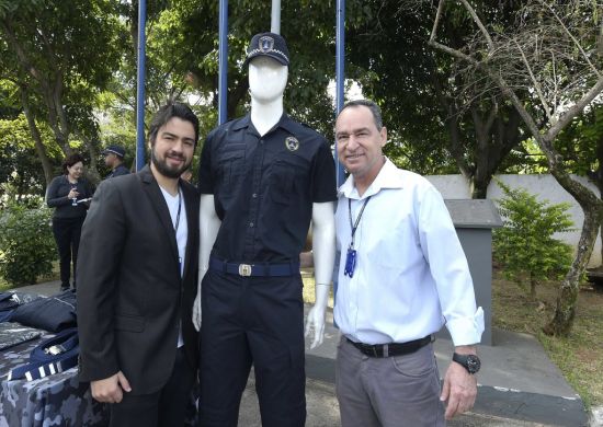 Prefeito Guti entrega novos uniformes à Guarda Civil Municipal