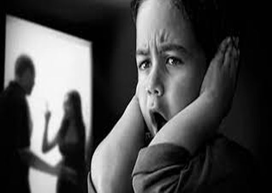 Filhos de mulher vítima de violência terão prioridade de matrícula, segundo medida aprovada por Comissão