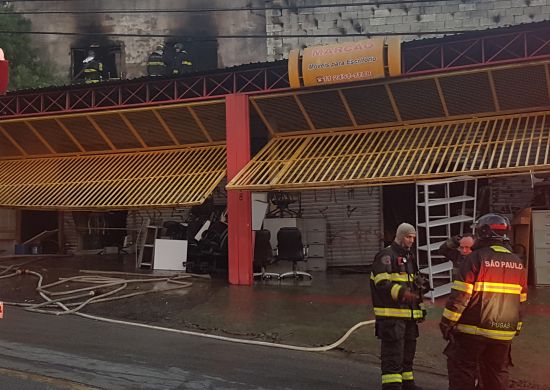 Incêndio atinge depósito no Jardim Flor da Montanha