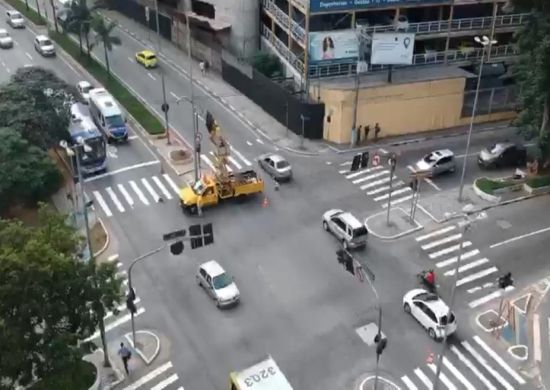 Prefeitura começa instalar lâmpadas de LED nos semáforos da cidade