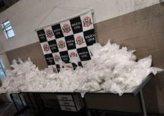 Mulher é presa em Guarulhos com 90 kg de cocaína