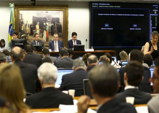 Comissão aprova texto-base da reforma da Previdência