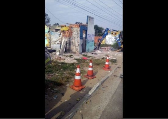 Prefeitura remove construções irregulares da várzea do rio Tietê