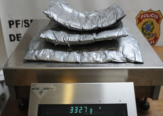 Passageiro é preso com colete recheado de droga no aeroporto de Guarulhos