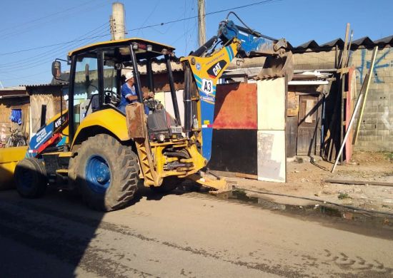 Prefeitura retira barracos de avenida em Cumbica