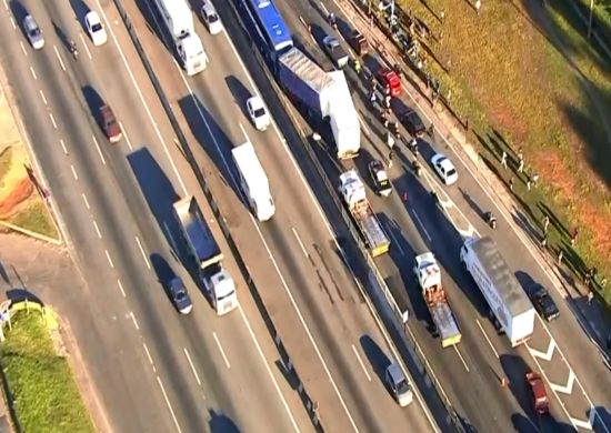 Engavetamento fecha duas faixas da Via Dutra em Guarulhos, no sentido SP