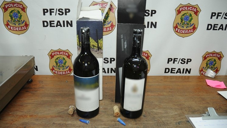 Mulher é presa com droga em garrafas de vinho no aeroporto de Guarulhos