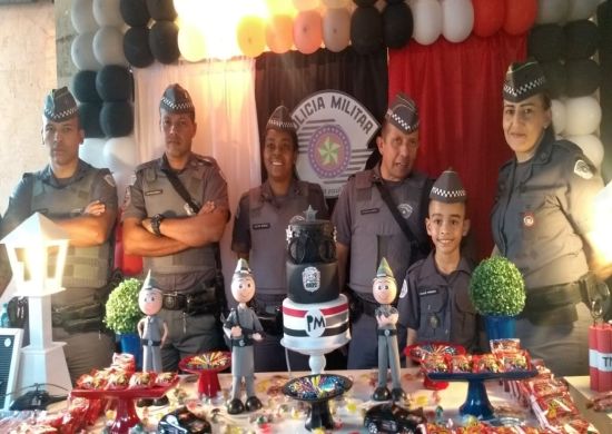 PM’s presenteiam garoto com uniforme e festa surpresa