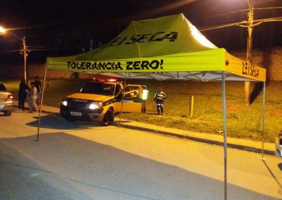 Blitz na estrada Guarulhos-Nazaré fiscaliza 17 motoristas e prende um