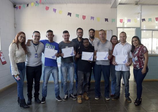 Usuários do Acolhimento Bambi recebem certificados do Projeto Nova Chance