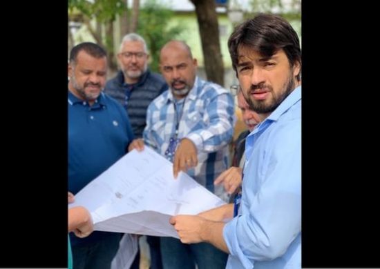 Prefeito Guti acompanha início das obras na rua Armazém