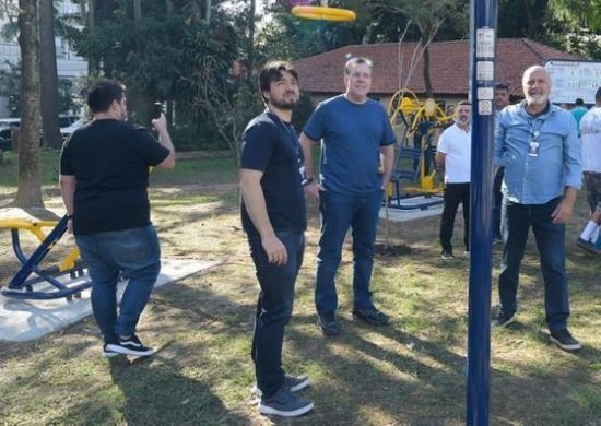 Prefeito Guti entrega praça no Taboão