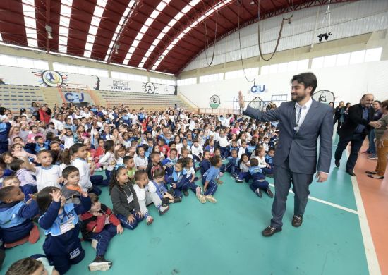 Prefeito Guti prestigia campanha “Pipas e Balões” no CEU Cumbica