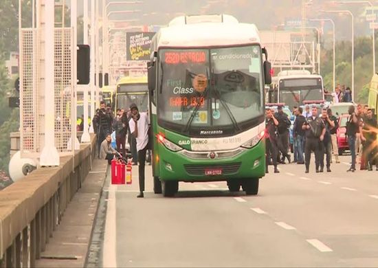 Sequestrador da Rio-Niterói levou seis tiros, registra perícia inicial