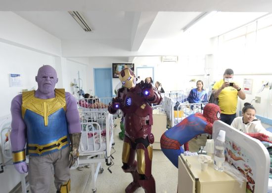 Voluntários vestidos de Vingadores levam alegria ao HMCA