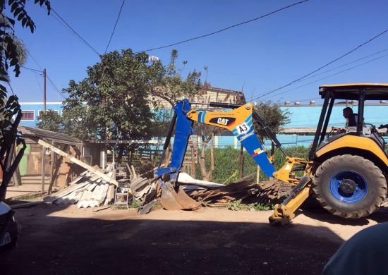 Prefeitura remove construções irregulares na beira do córrego Popuca