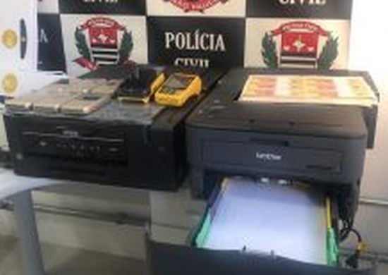 Jovem é preso com dinheiro e documentos falsos na Vila Barros
