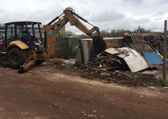 Prefeitura remove barraco construído em via pública