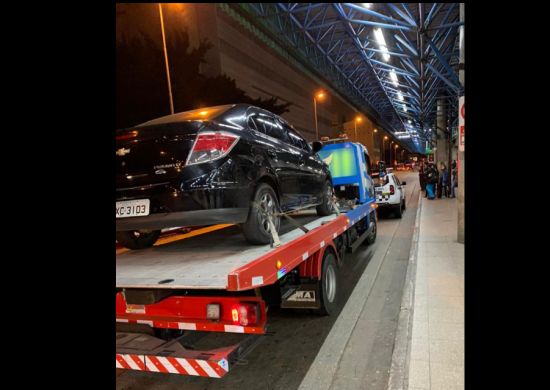 Carros de aplicativos são apreendidos no aeroporto na noite desta segunda(30)