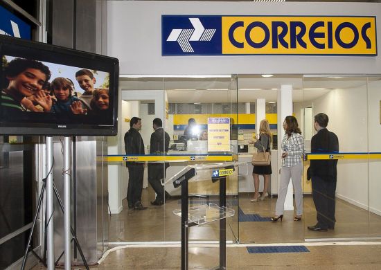 Funcionários dos Correios suspendem greve