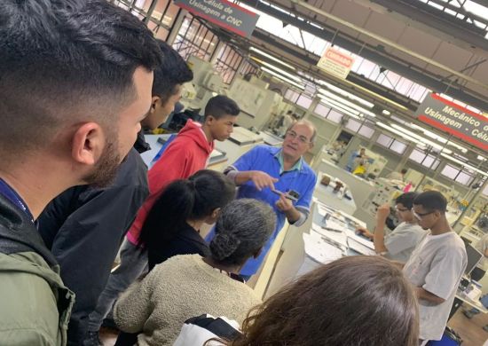 Jovens participantes do Acessuas Trabalho visitam escola técnica