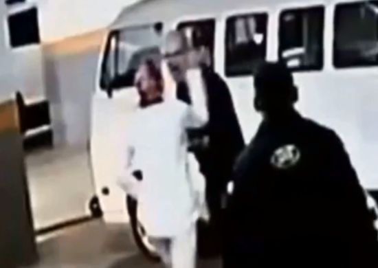 Homem agride advogada com a própria cara