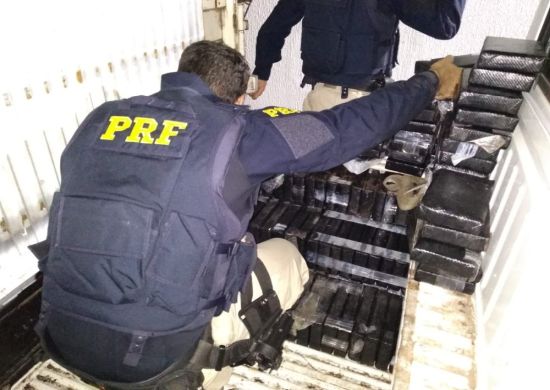 Polícia apreende Kombi carregada com 624 kg de cocaína na Dutra