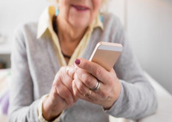 Curso gratuito em Guarulhos vai ensinar idosos a usarem smartphones