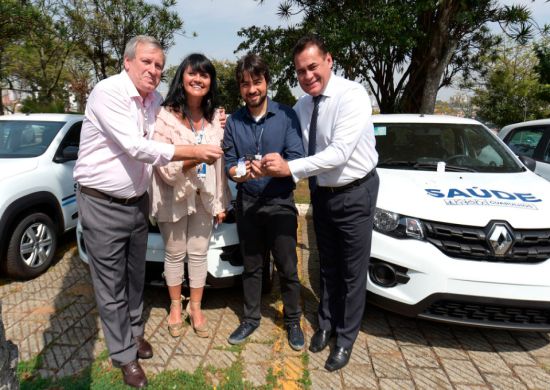 Prefeito Guti faz entrega simbólica de viaturas à secretária de Saúde