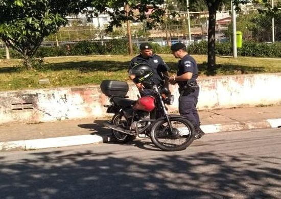 Patrulhamento com cães apreende moto adulterada na Vila Galvão