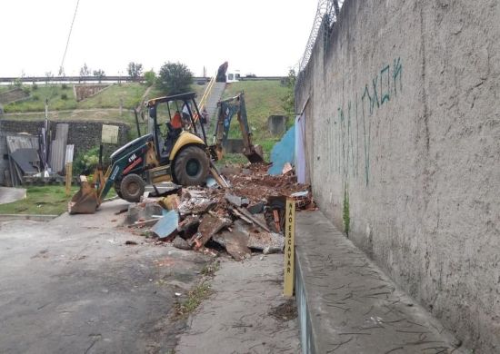 Prefeitura remove construção irregular em via pública de Cumbica