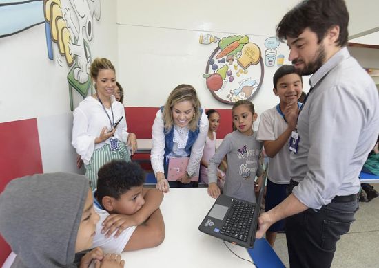 Prefeito Guti prestigia entrega de laboratórios móveis de informática