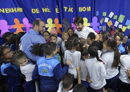 Guti e secretário de educação entregam laboratórios de informática em escola do município