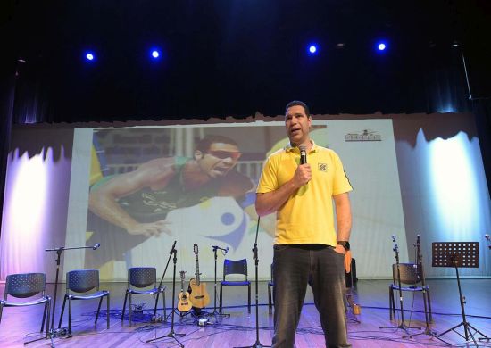 Atleta olímpico do vôlei marca comemoração do Dia do Servidor